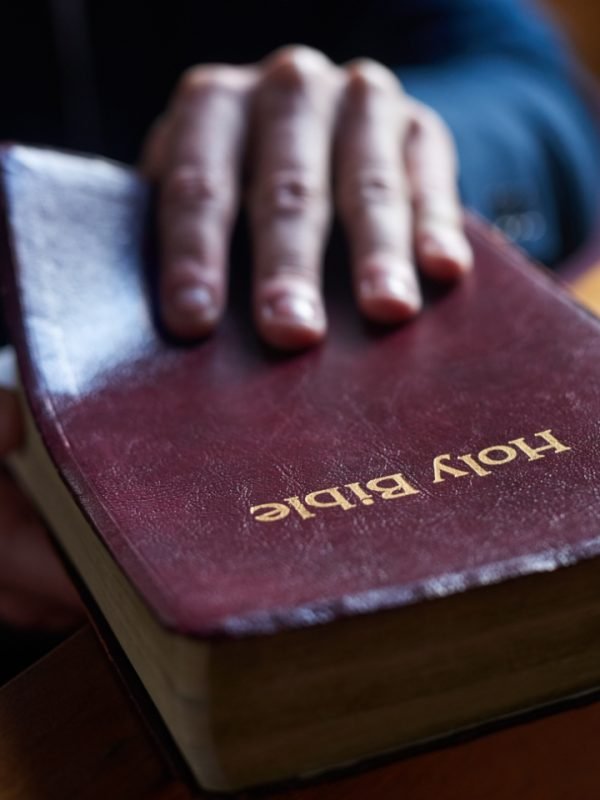 அவர் தமக்குமுன் வைத்திருந்த சந்தோஷத்தின் பொருட்டு…